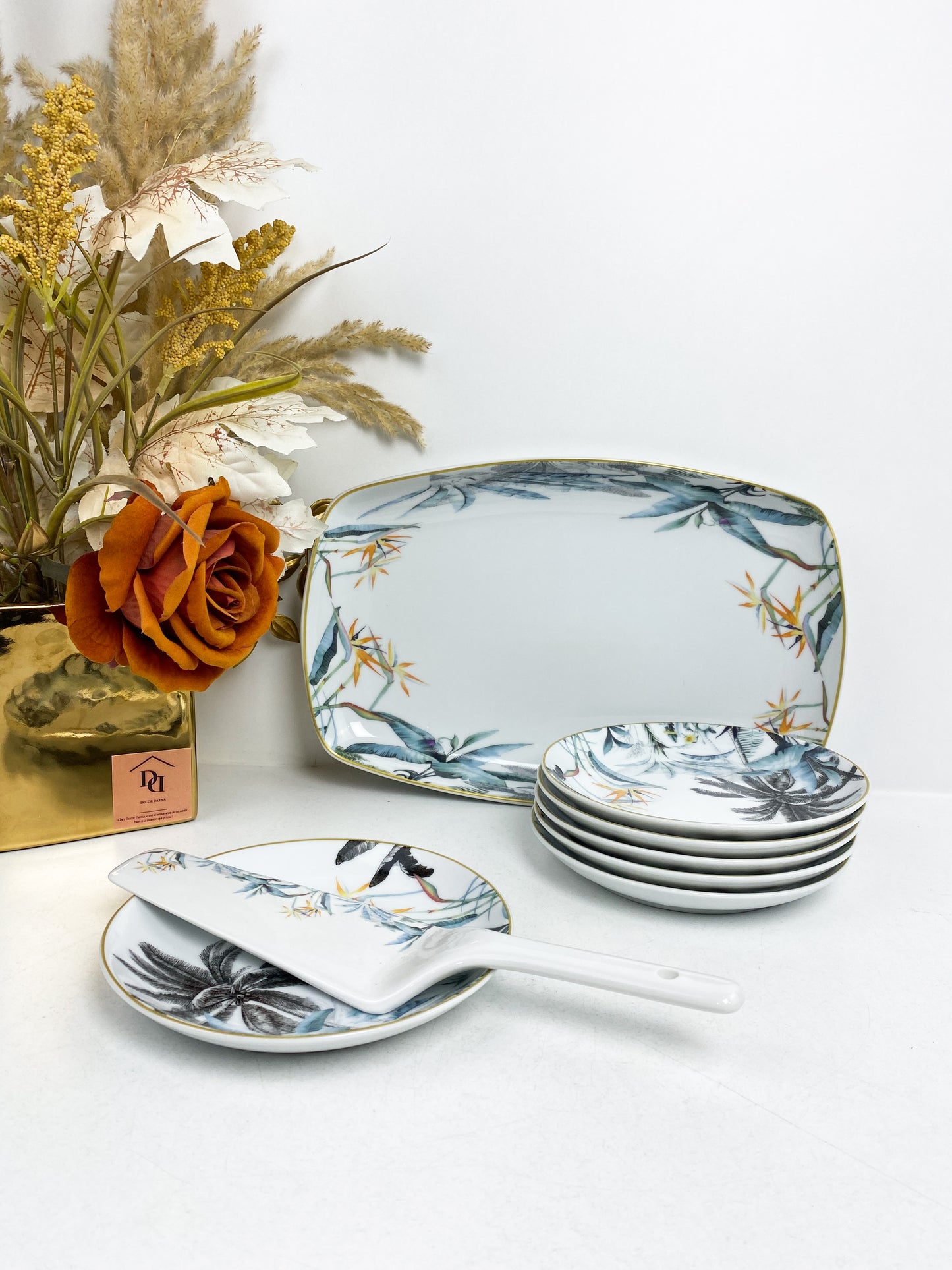 Set de 8 pièces a gâteaux en porcelaine avec motif floral de jungle et une bordure dorée.