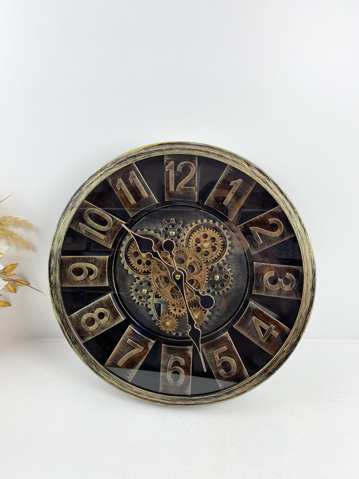 Horloge murale décorative avec des engrenages apparents