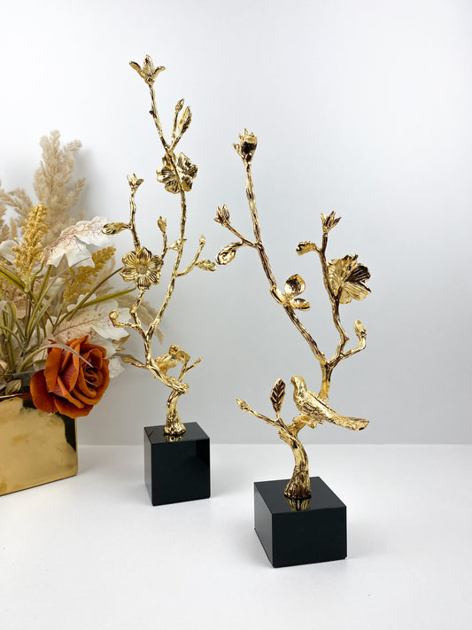 Sculpture d'oiseaux perchés sur une branche de cerisier en fleurs dorées