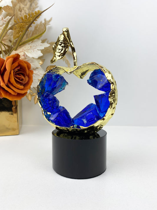 Décor-sculpture de pomme en métal et cristal bleu