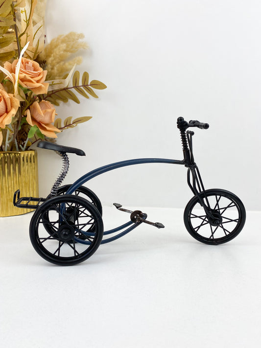 Décoration tricycle bleu et noir