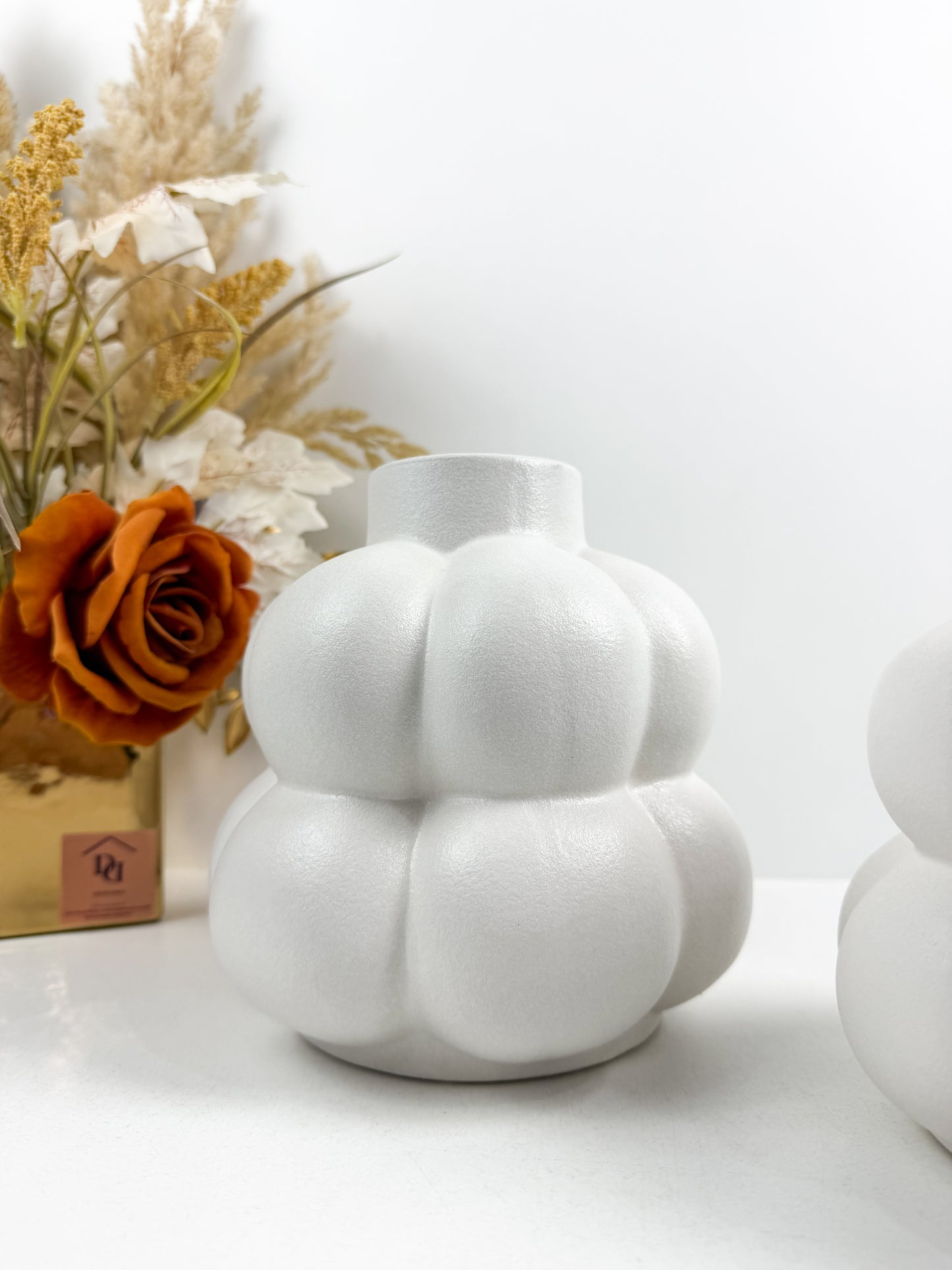 Vases de paire en céramique de forme en Ballon de couleur blanc brut.