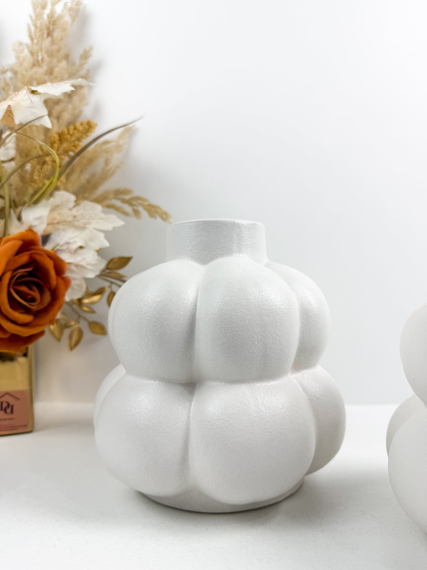 Vases de paire en céramique de forme en Ballon de couleur blanc brut.