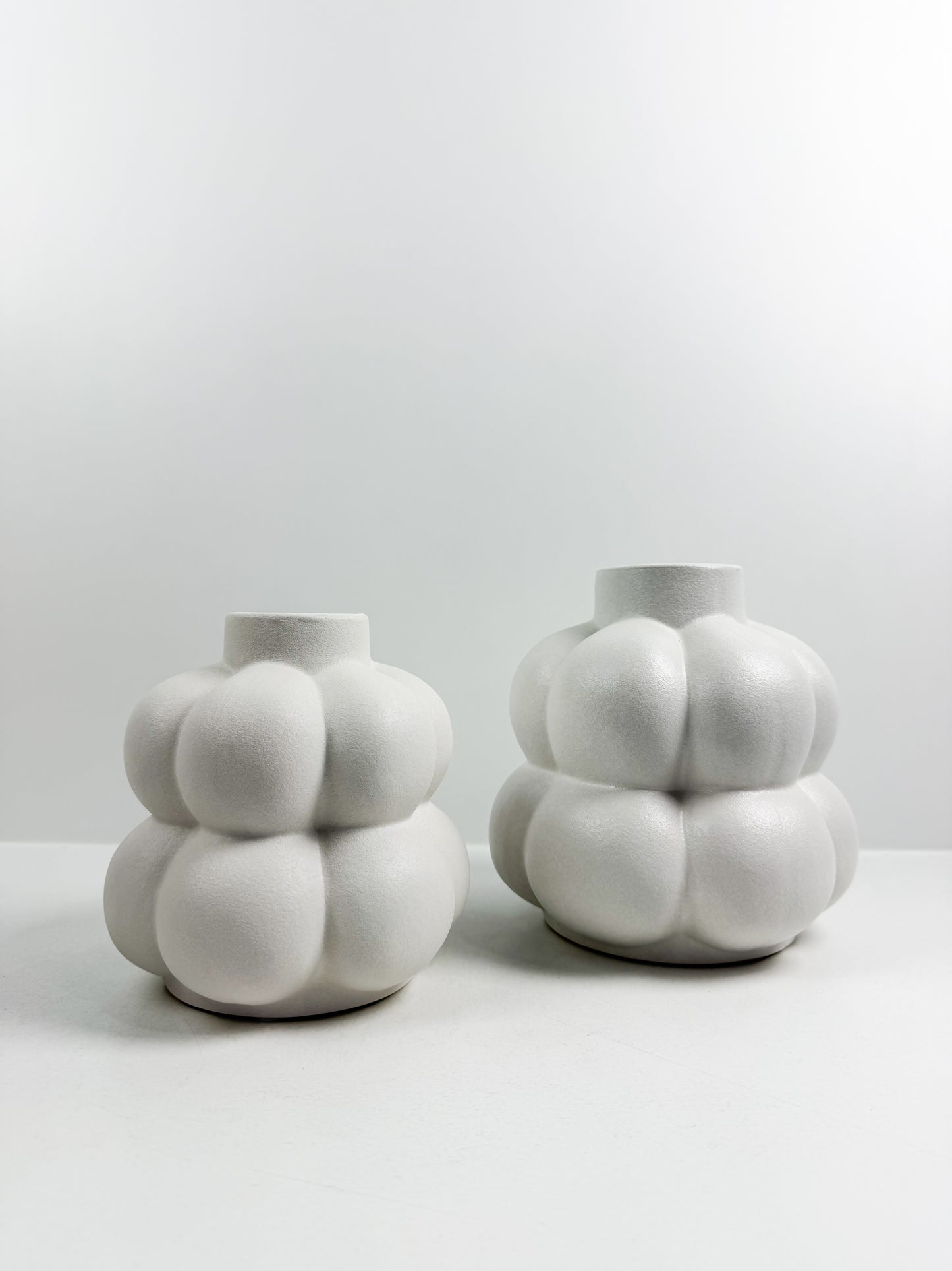 Vases de paire en céramique de forme en Ballon de couleur blanc brut.