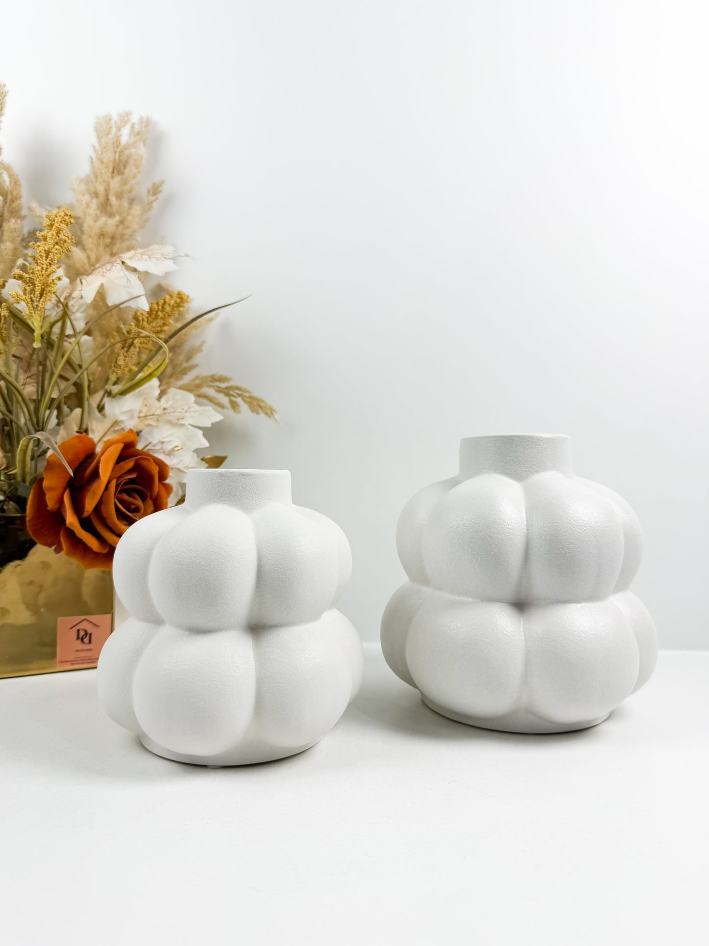 Vases de paire en céramique de forme en Ballon de couleur blanc brut.