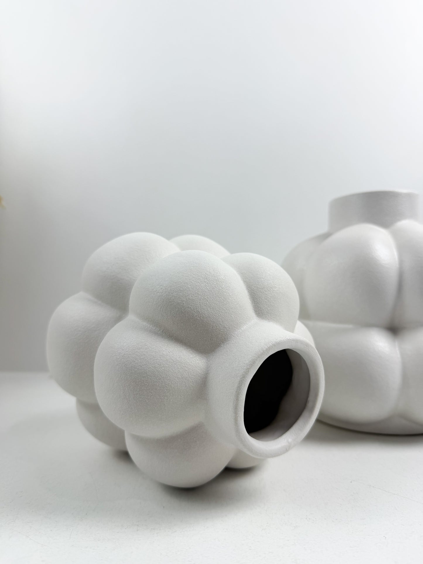 Vases de paire en céramique de forme en Ballon de couleur blanc brut.
