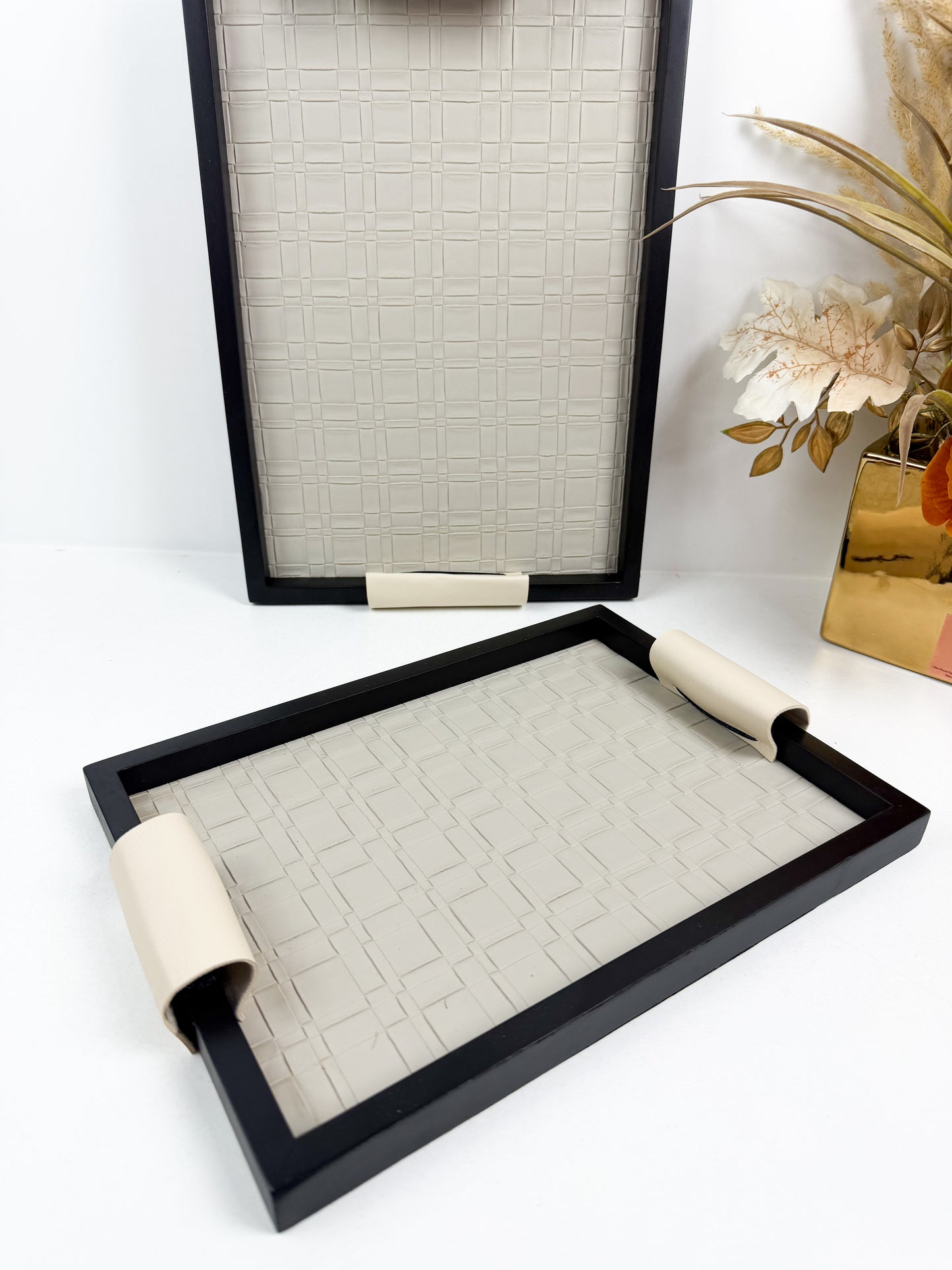 Ensemble de plateaux de service noirs avec une texture tressée et des poignées beiges