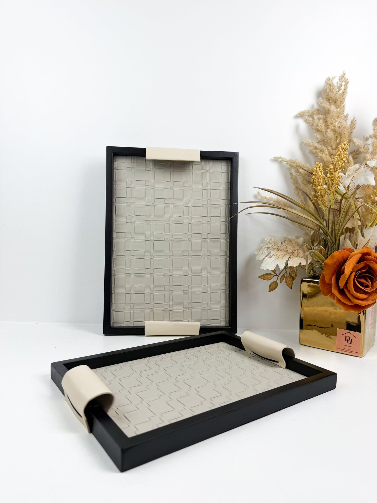 Ensemble de plateaux de service noirs avec une texture tressée et des poignées beiges