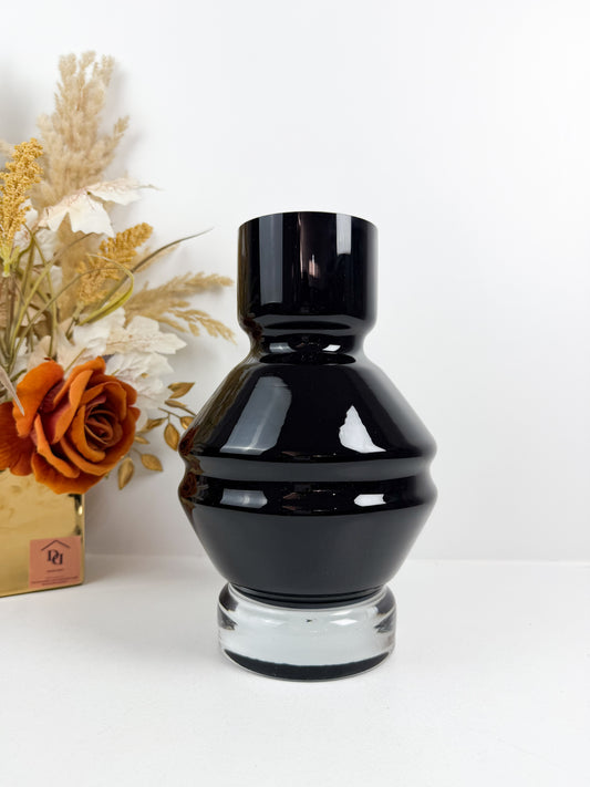 Vase design en verre noir brillant avec une base transparente