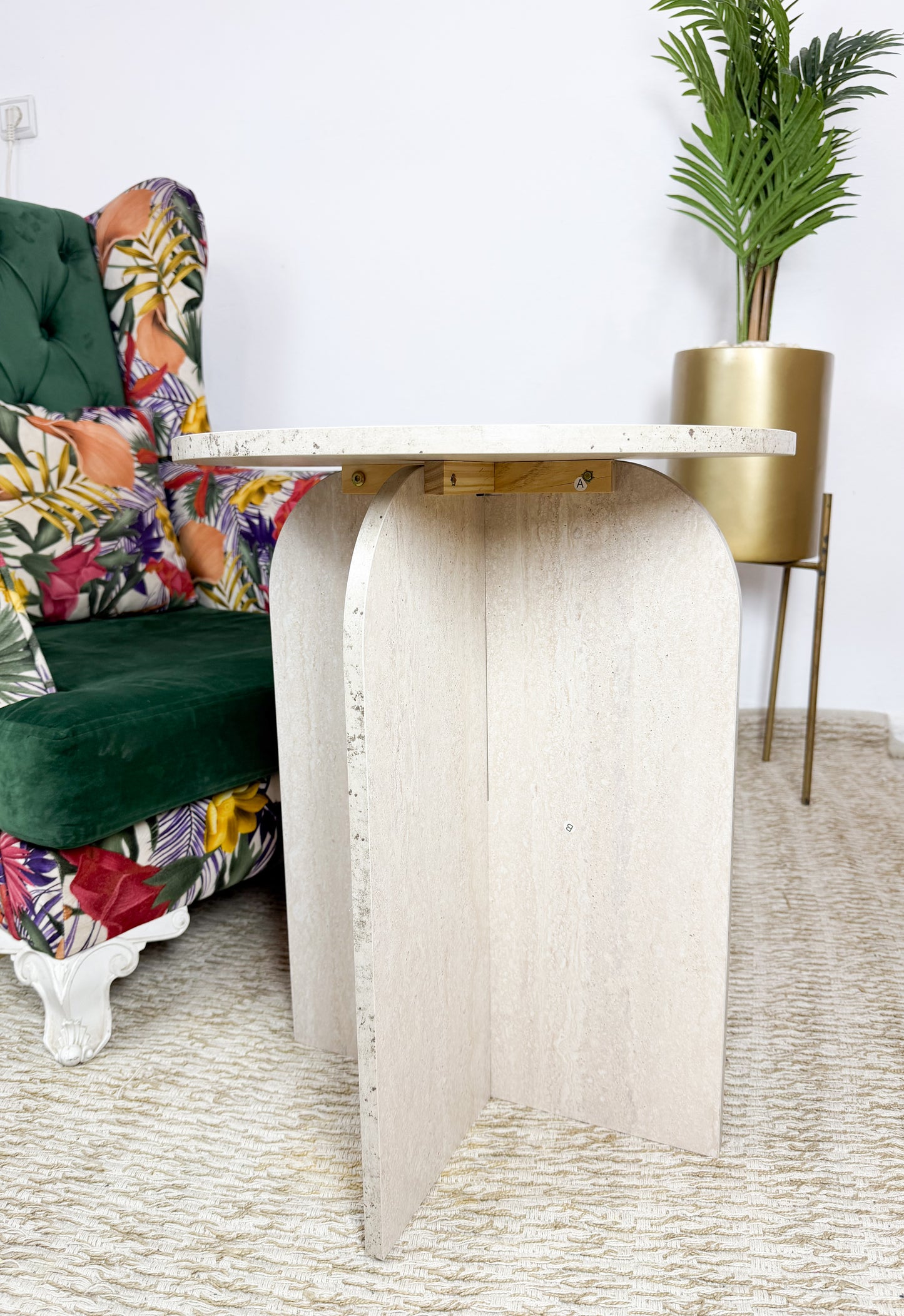 Table d'appoint de style moderne avec une base arquée et des fixations en laiton.