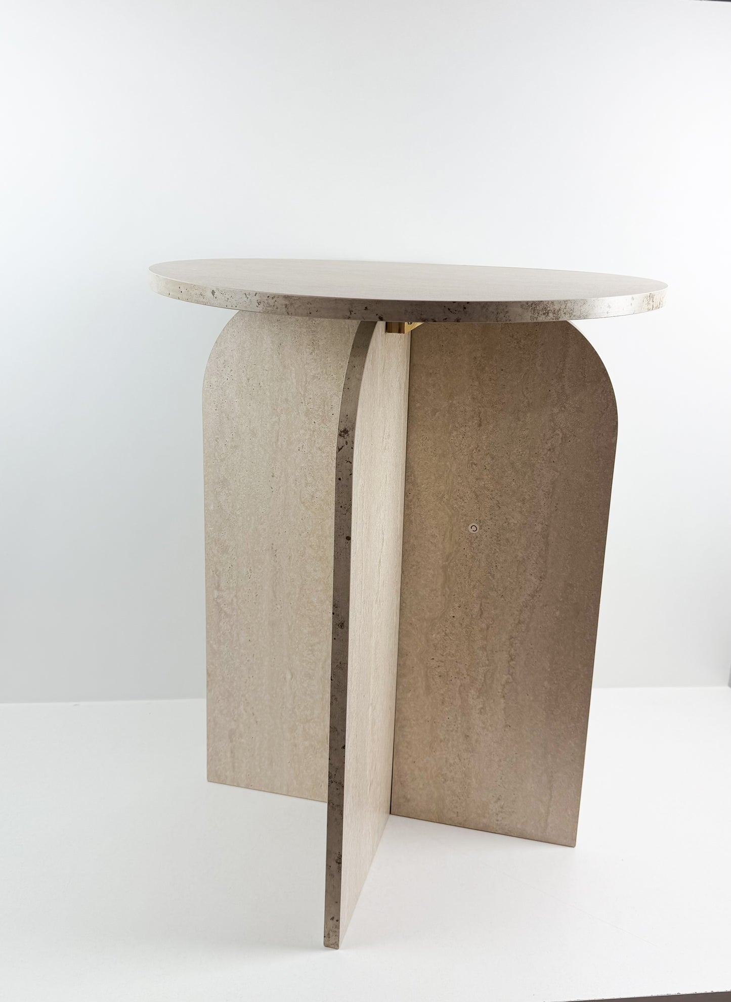 Table d'appoint de style moderne avec une base arquée et des fixations en laiton.