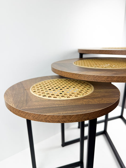 Ensemble de 3 tables gigognes rondes avec incrustations de rotin et structure élégante en  métal