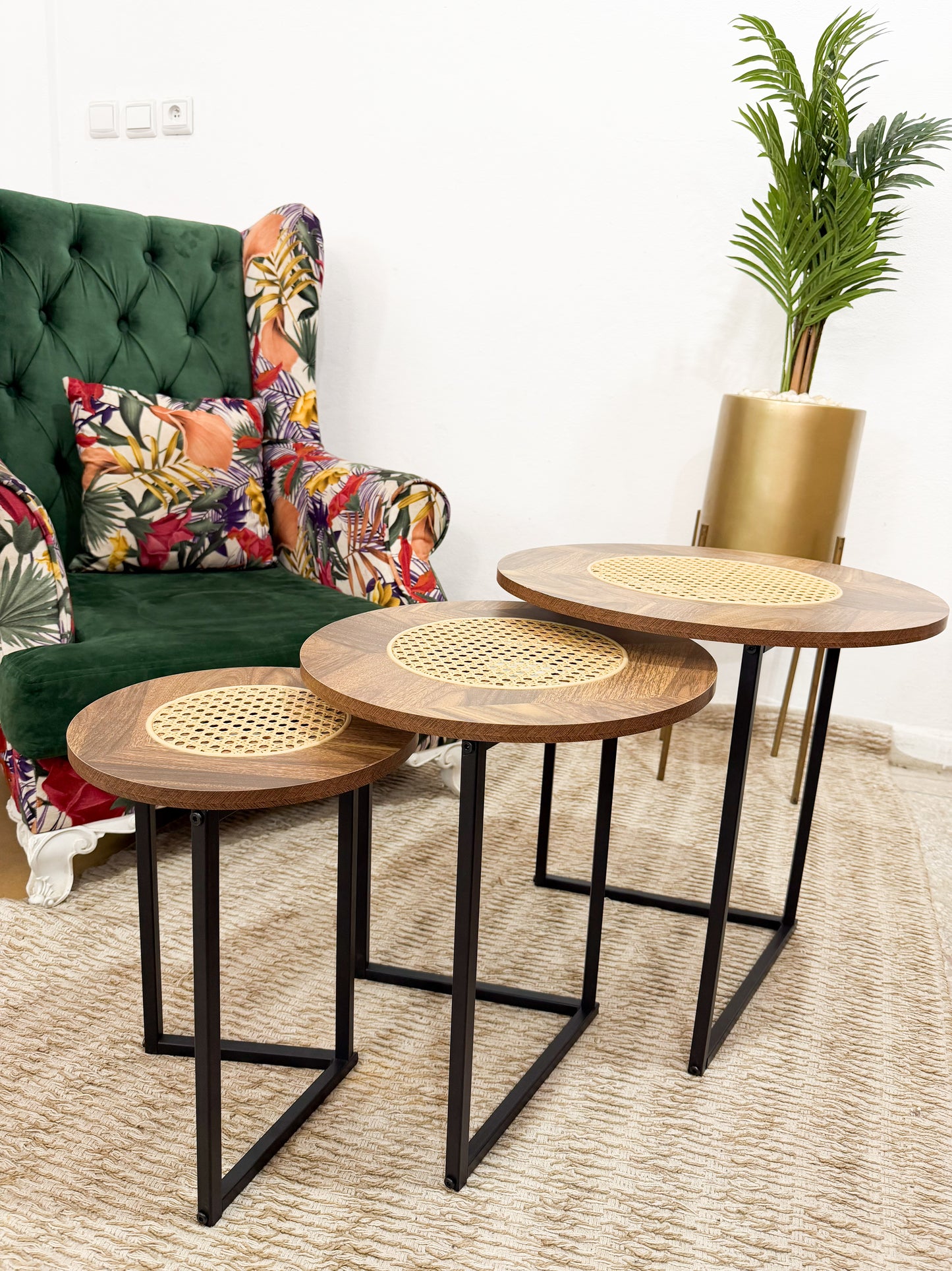 Ensemble de 3 tables gigognes rondes avec incrustations de rotin et structure élégante en  métal