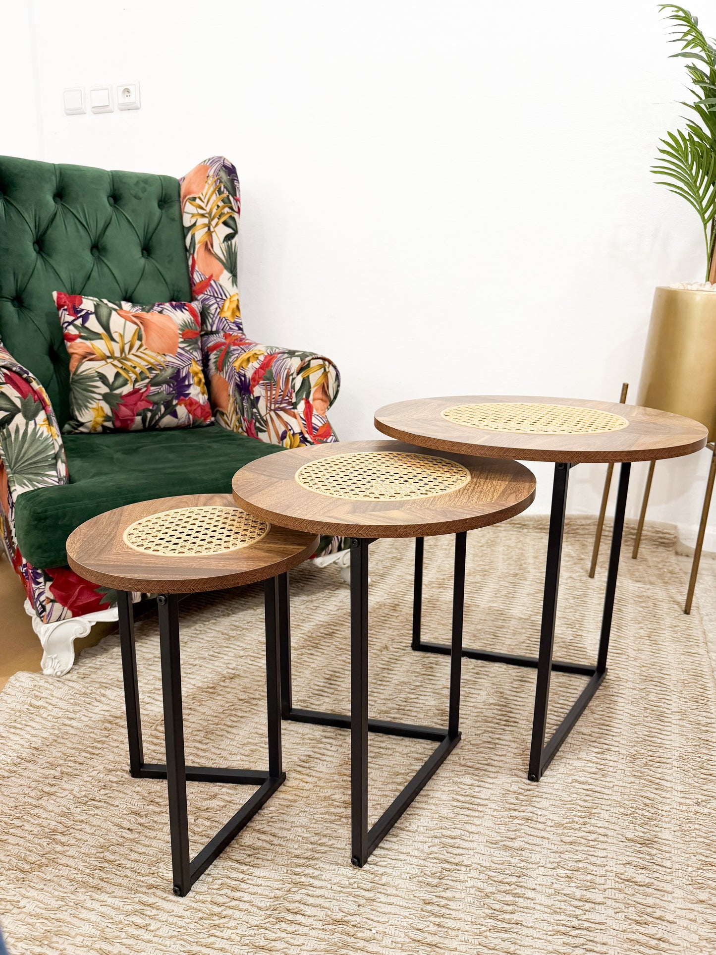 Ensemble de 3 tables gigognes rondes avec incrustations de rotin et structure élégante en  métal