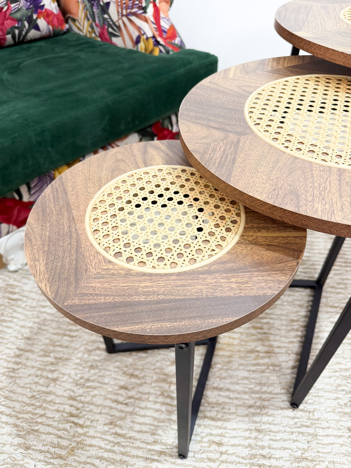 Ensemble de 3 tables gigognes rondes avec incrustations de rotin et structure élégante en  métal
