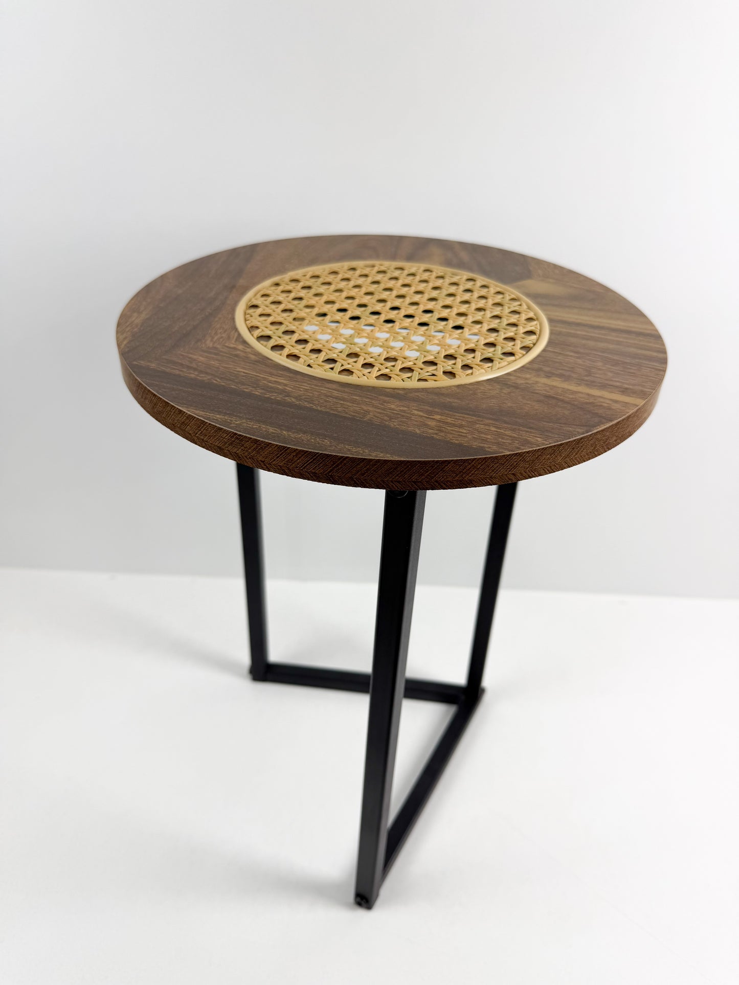 Ensemble de 3 tables gigognes rondes avec incrustations de rotin et structure élégante en  métal