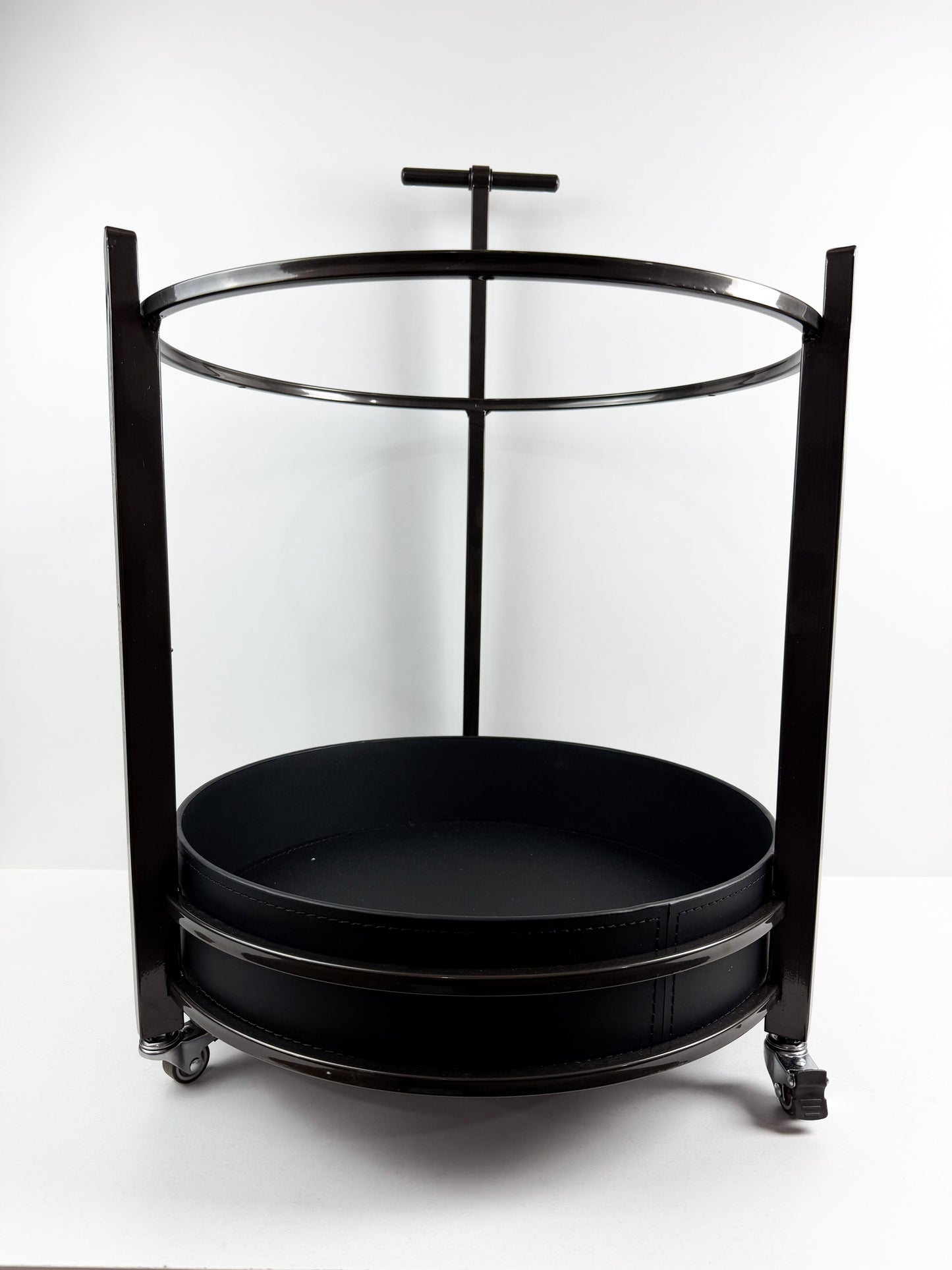 Chariot de service rond ou d'une table d'appoint au design contemporain.