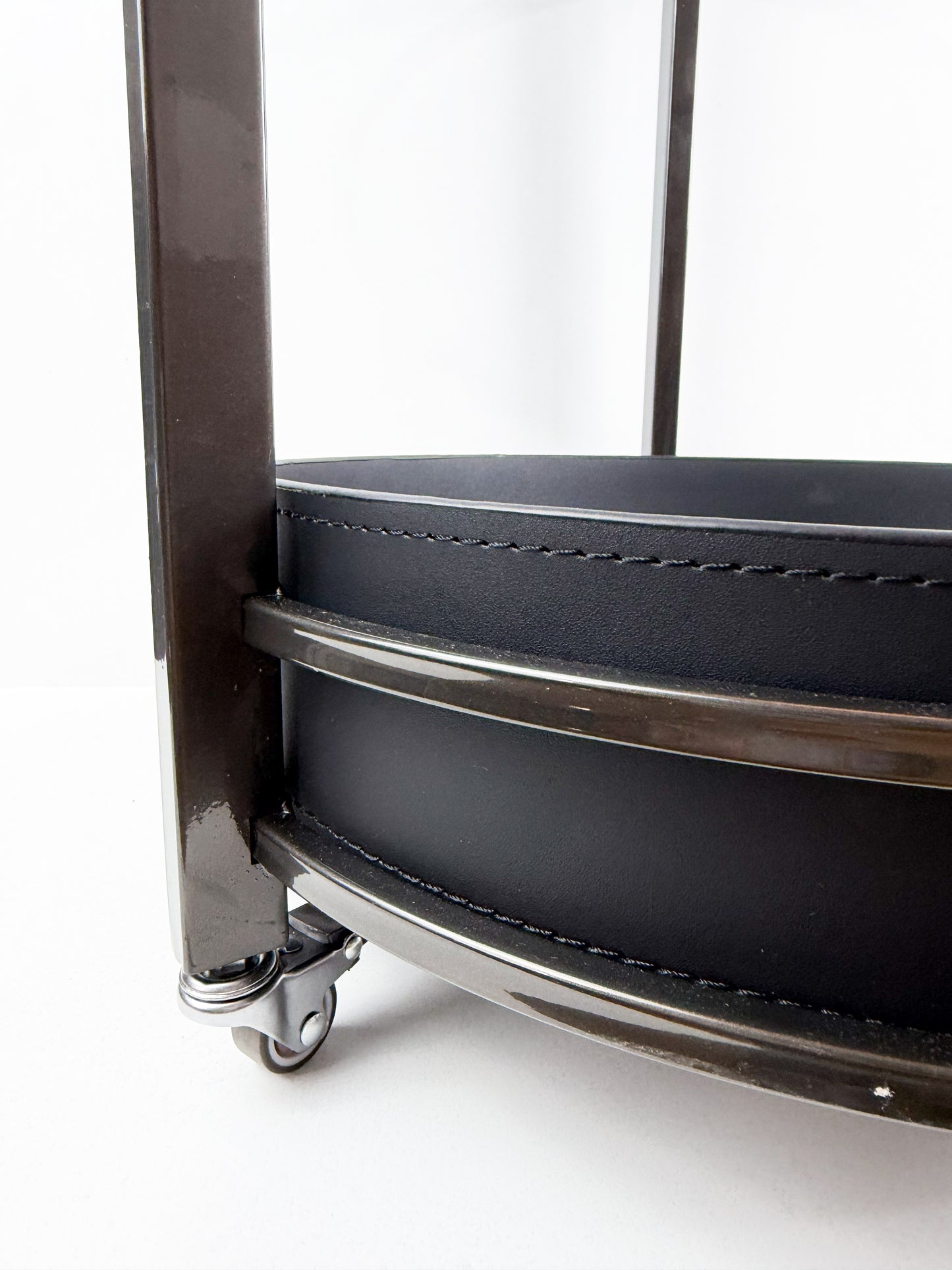 Chariot de service rond ou d'une table d'appoint au design contemporain.