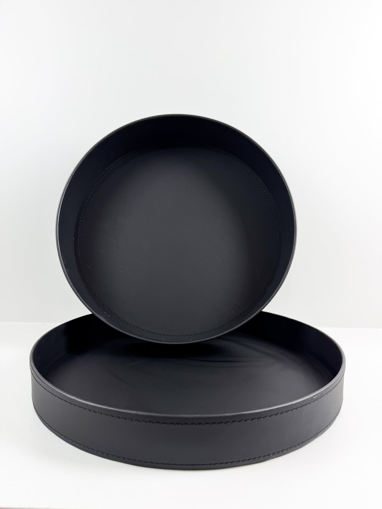 Chariot de service rond ou d'une table d'appoint au design contemporain.