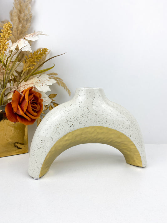 Vase moderne en céramique arquée blanche et dorée