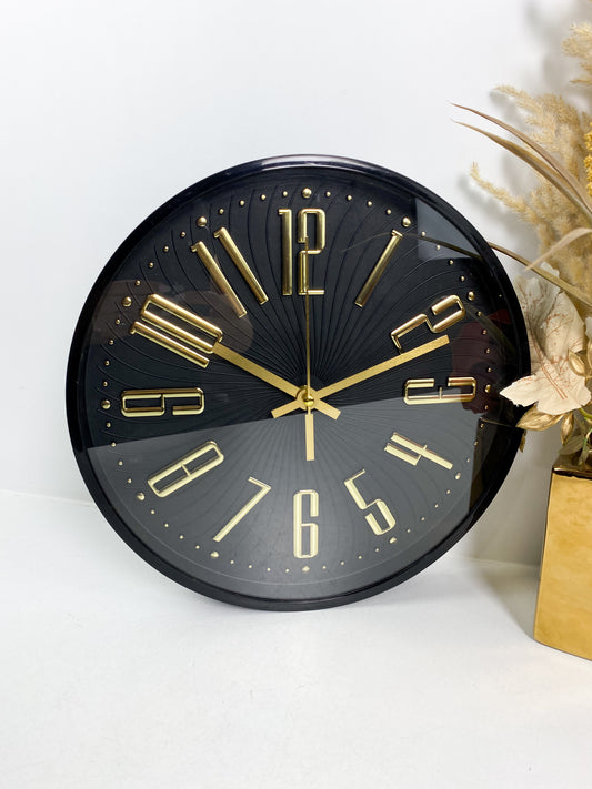 Horloge murale classique noire et dorée