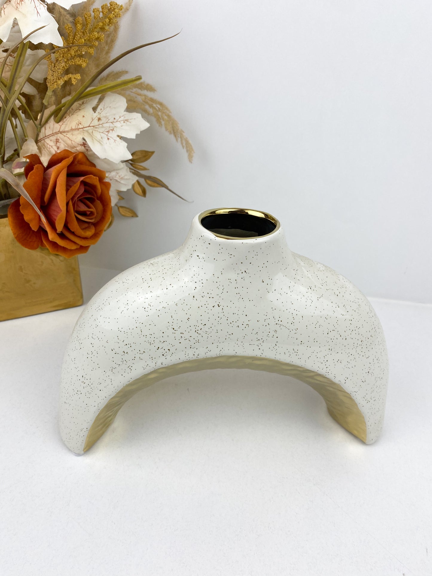 Vase moderne en céramique arquée blanche et dorée