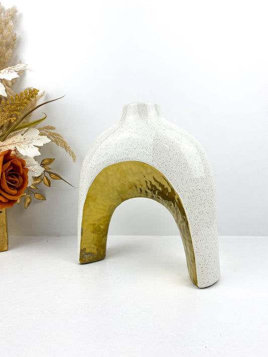 Vase moderne en céramique arquée blanche et dorée