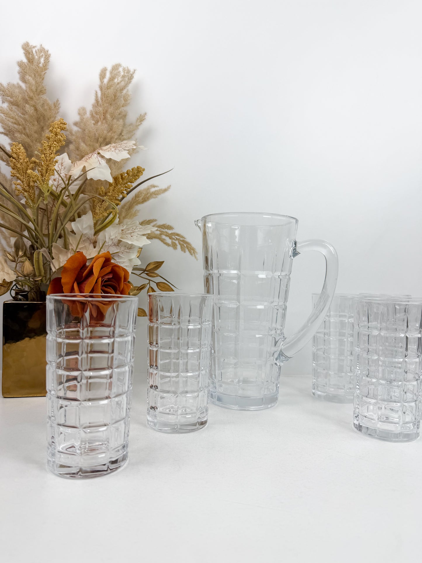 Ensemble de verres et une carafe en cristal