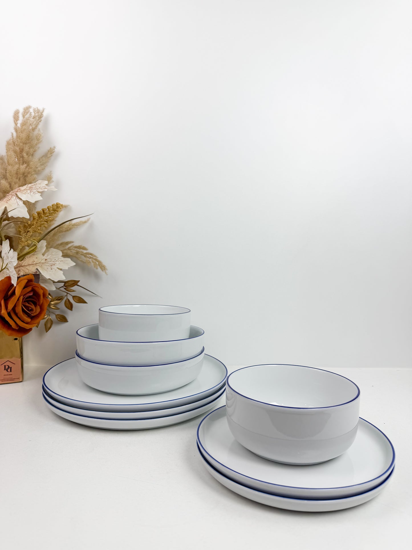 Service de table20 pièces en porcelaine , blanc à bordure bleu