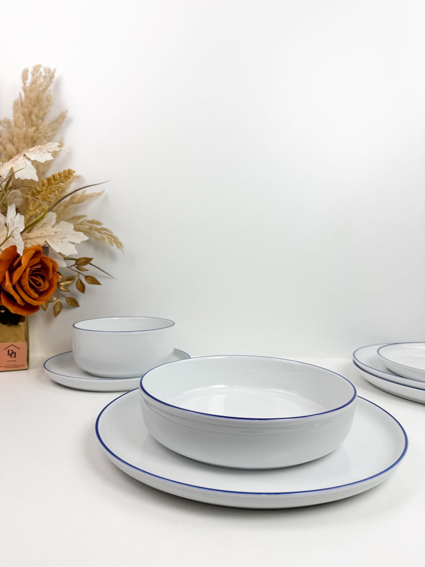 Service de table20 pièces en porcelaine , blanc à bordure bleu