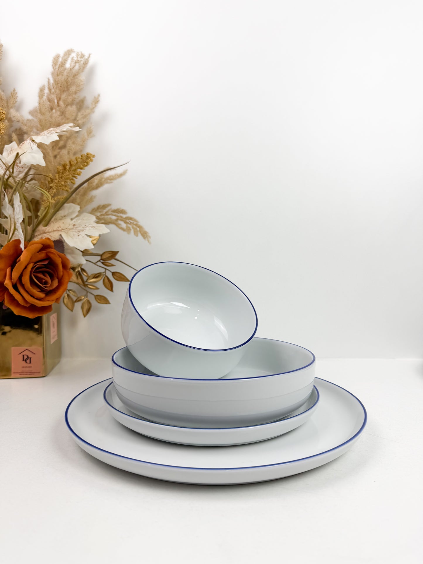 Service de table20 pièces en porcelaine , blanc à bordure bleu