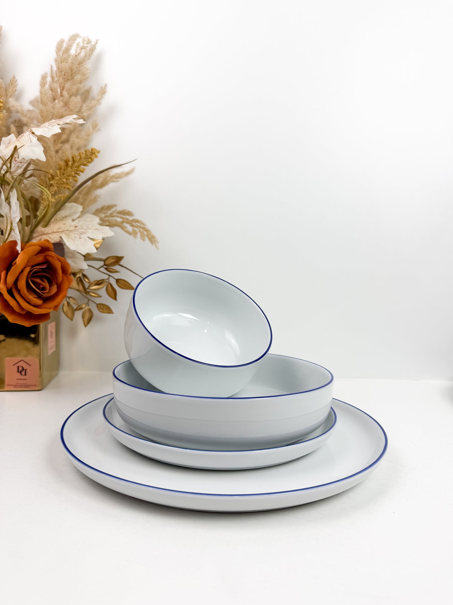 Service de table20 pièces en porcelaine , blanc à bordure bleu
