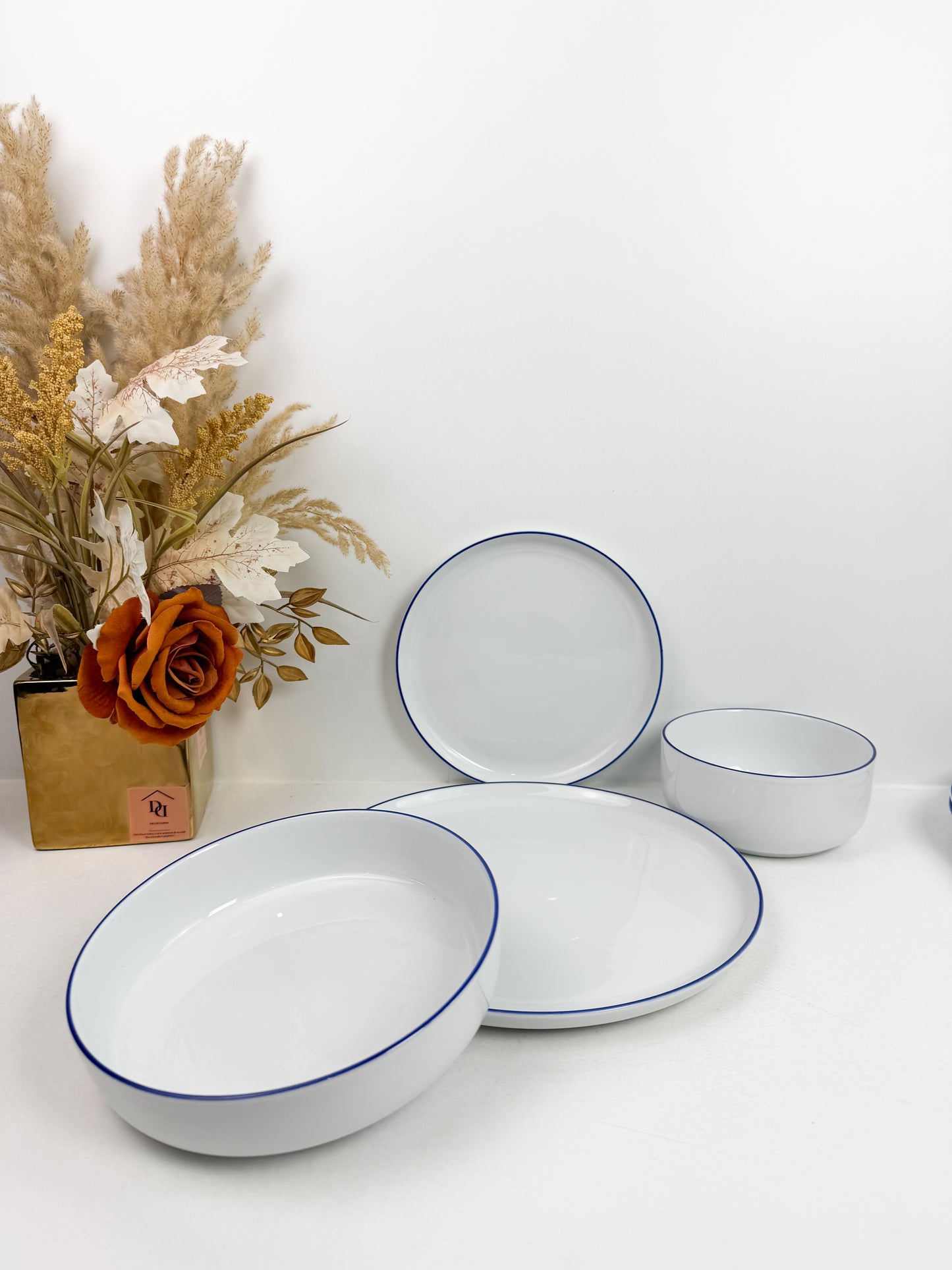 Service de table20 pièces en porcelaine , blanc à bordure bleu