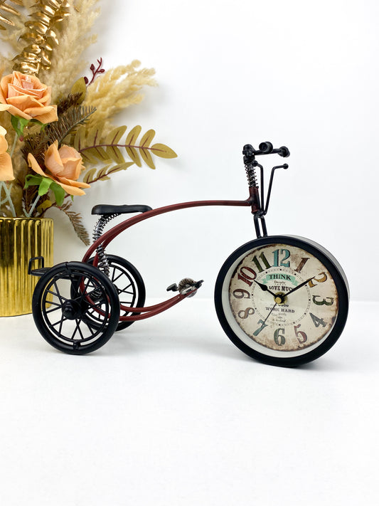 Horloge de bureau en forme de vélo rouge