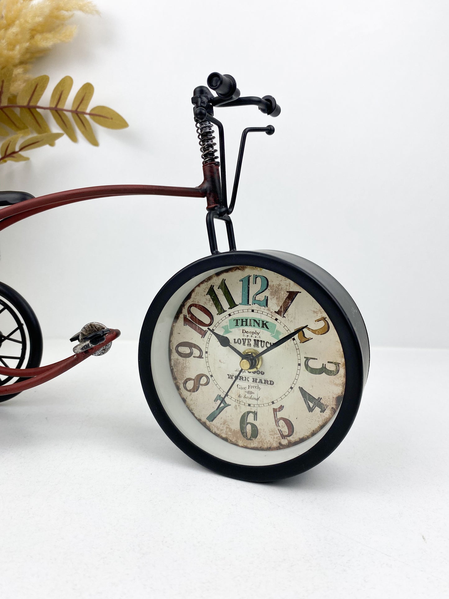 Horloge de bureau en forme de vélo rouge