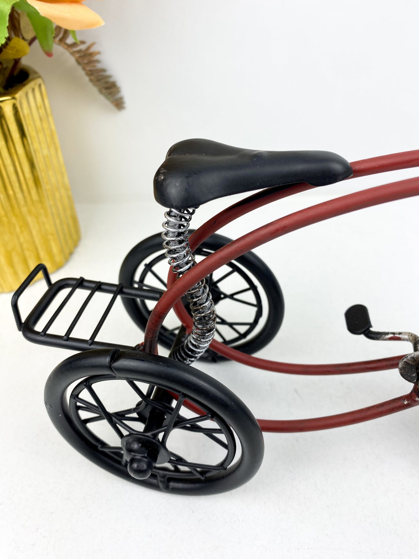 Horloge de bureau en forme de vélo rouge