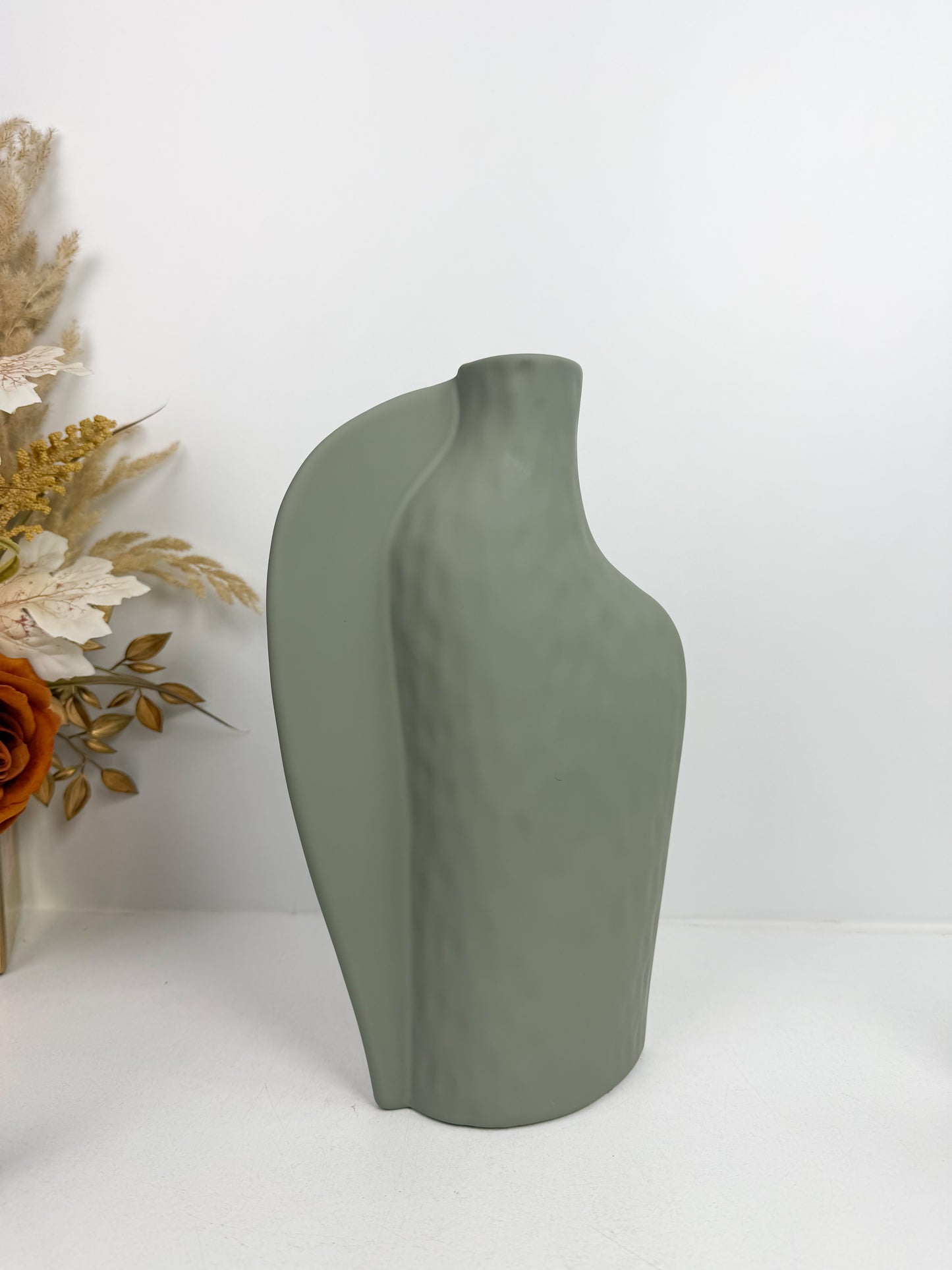 Trois vases décoratifs en céramique aux formes abstraites et aux couleurs neutres