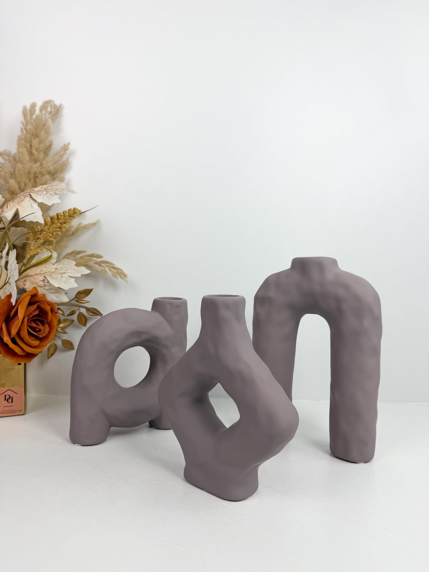 Ensemble des vases en céramique de style moderne et organique
