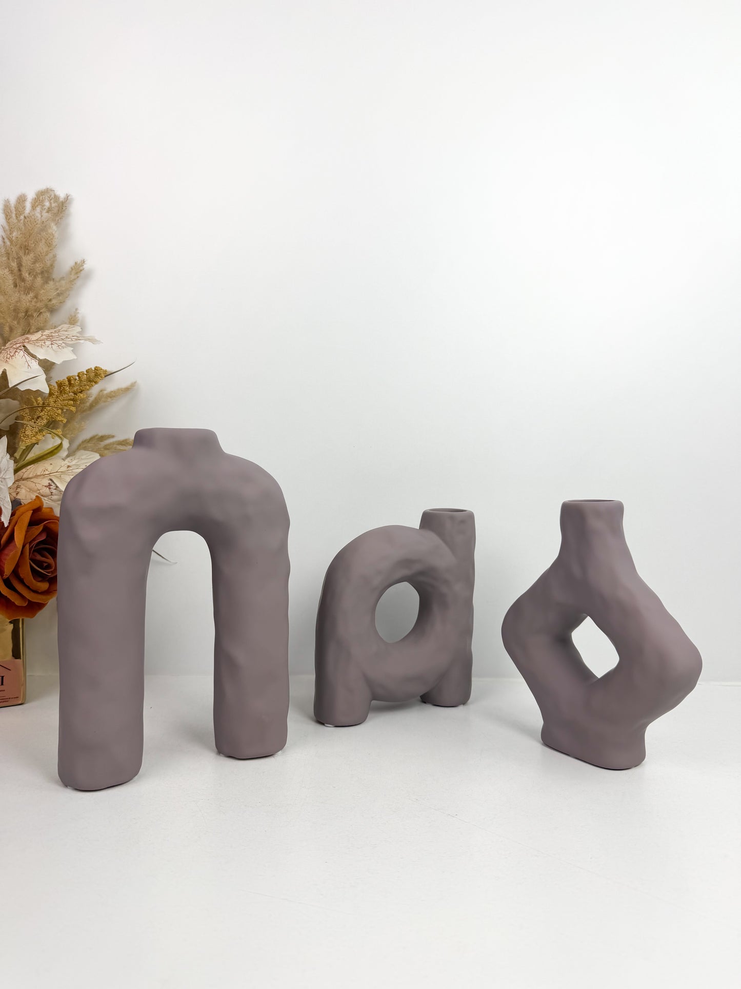 Ensemble des vases en céramique de style moderne et organique