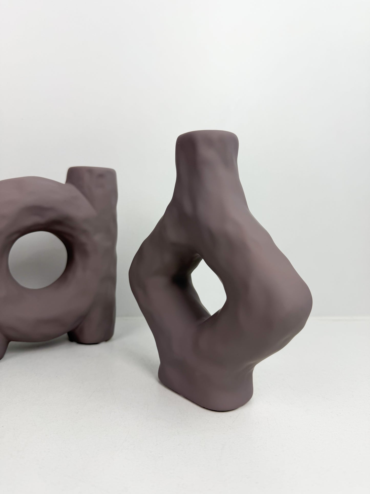 Ensemble des vases en céramique de style moderne et organique