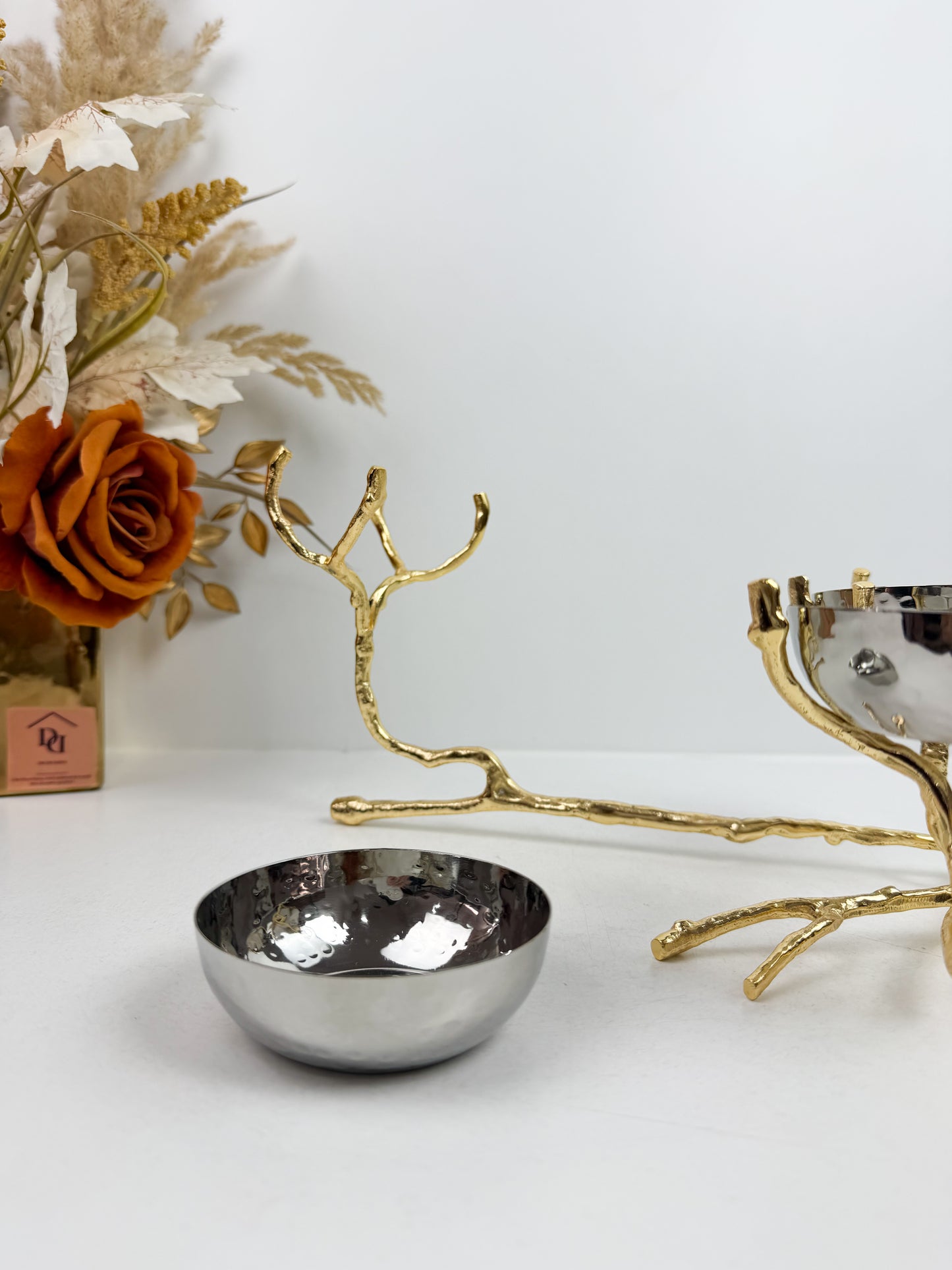 Trois coupes décoratives en inox sur pieds doré