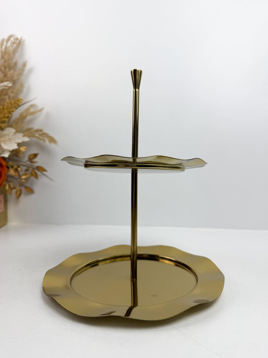 Plat de service ou présentoir à gâteaux 2 étages doré avec des bords festonnés.