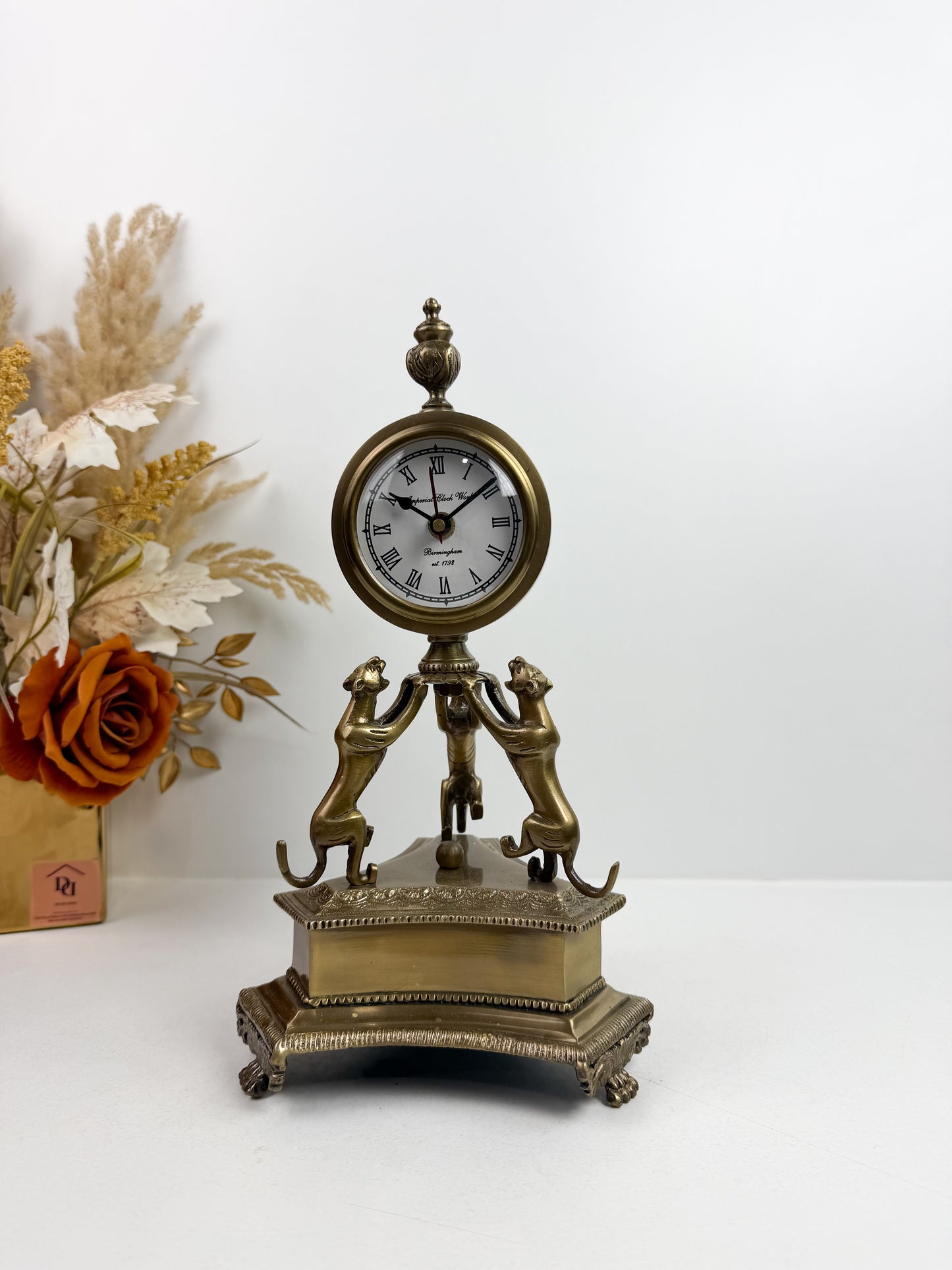 Horloge est une pendule de table ou de cheminée de style antiquité en laiton