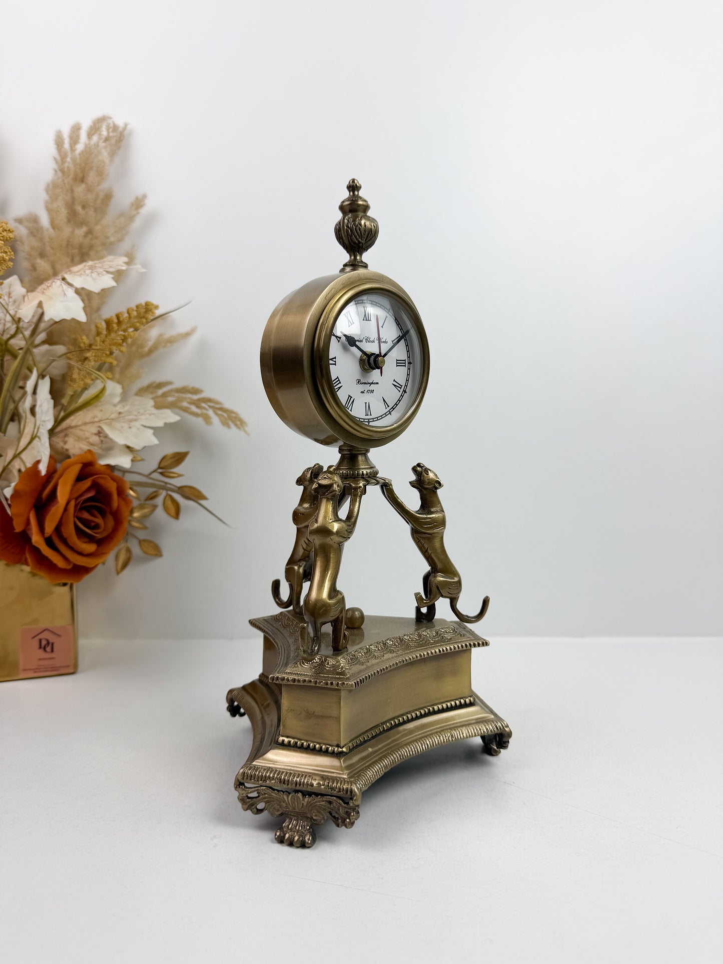 Horloge est une pendule de table ou de cheminée de style antiquité en laiton