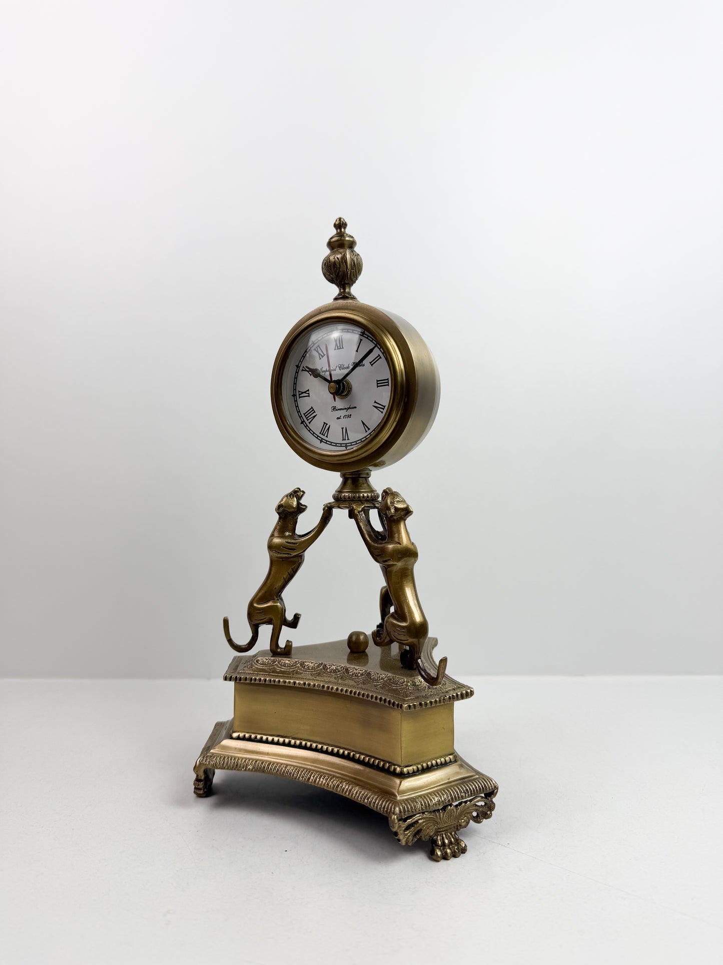 Horloge est une pendule de table ou de cheminée de style antiquité en laiton