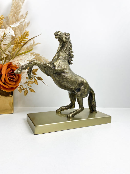 Figurine de cheval cabré sur socle en métal