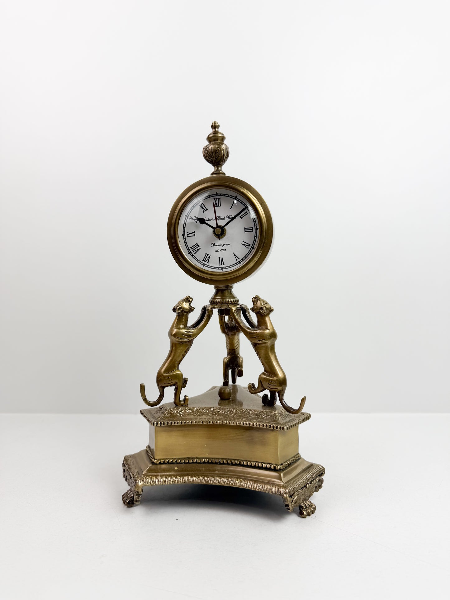 Horloge est une pendule de table ou de cheminée de style antiquité en laiton