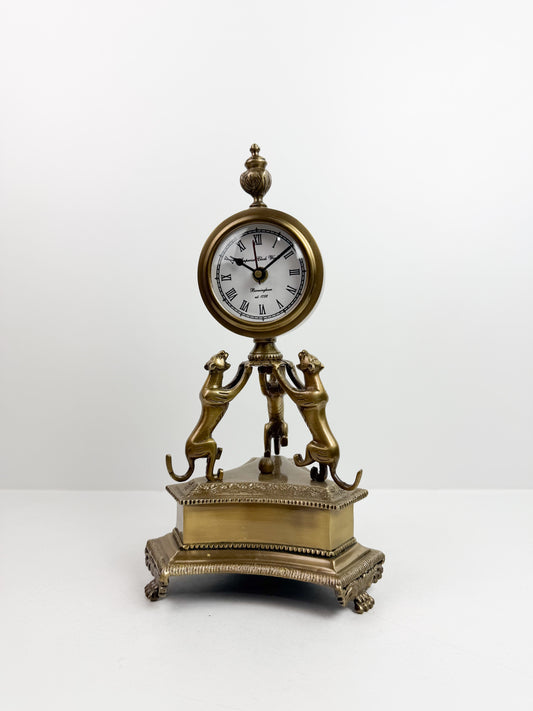 Horloge est une pendule de table ou de cheminée de style antiquité en laiton