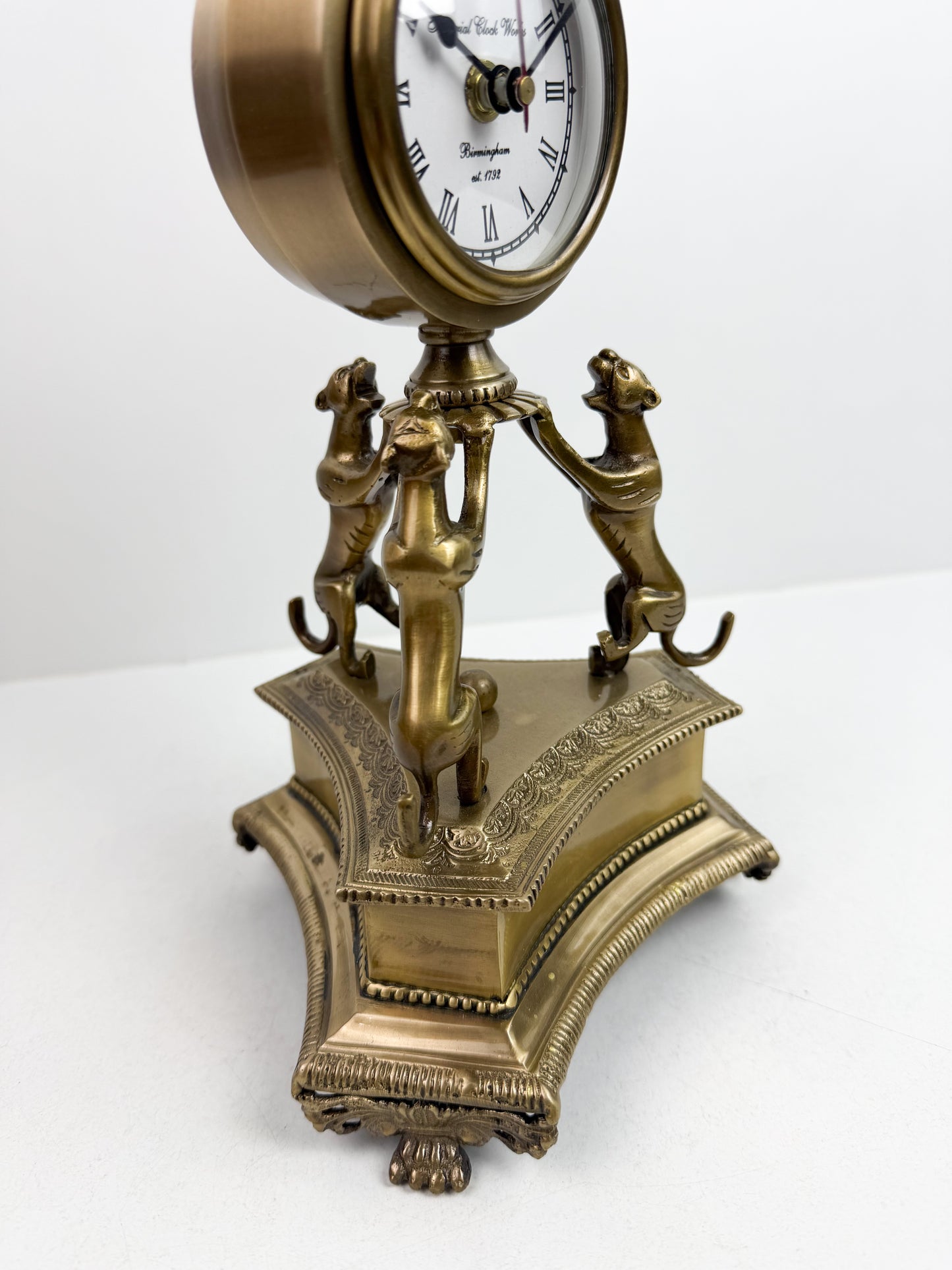 Horloge est une pendule de table ou de cheminée de style antiquité en laiton