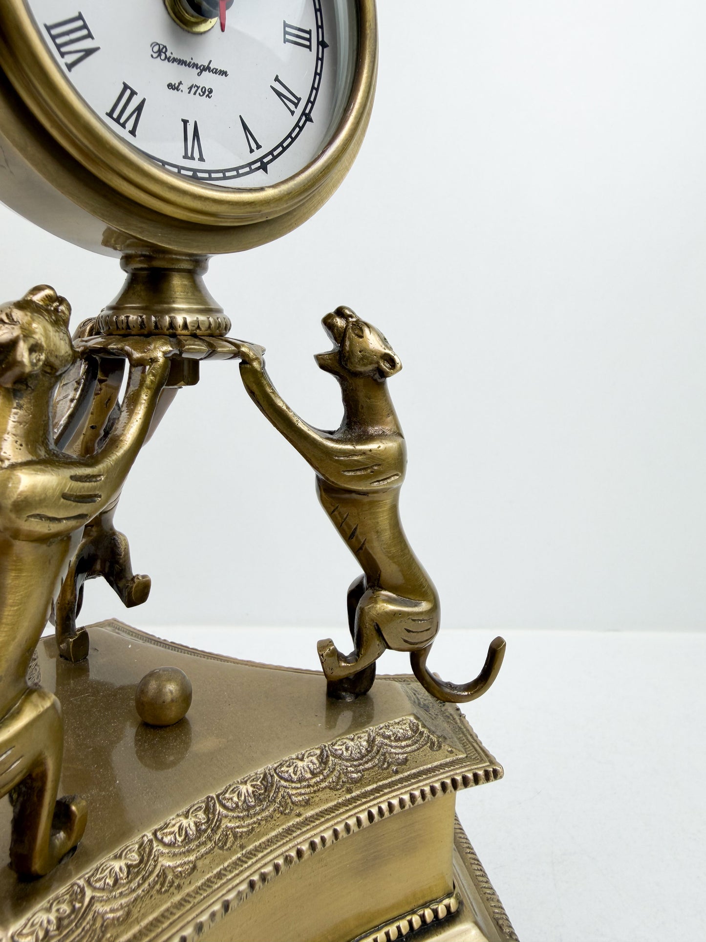 Horloge est une pendule de table ou de cheminée de style antiquité en laiton